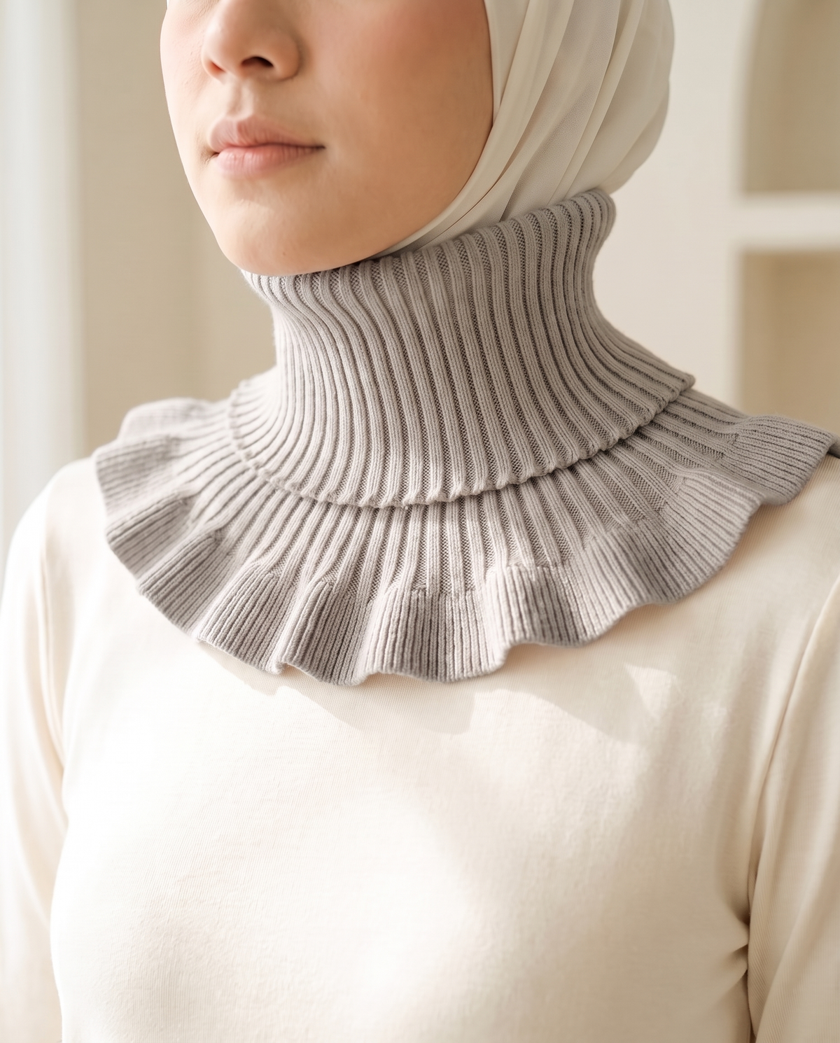 SITRĀ Knitted Ruffle Collar — Grey
