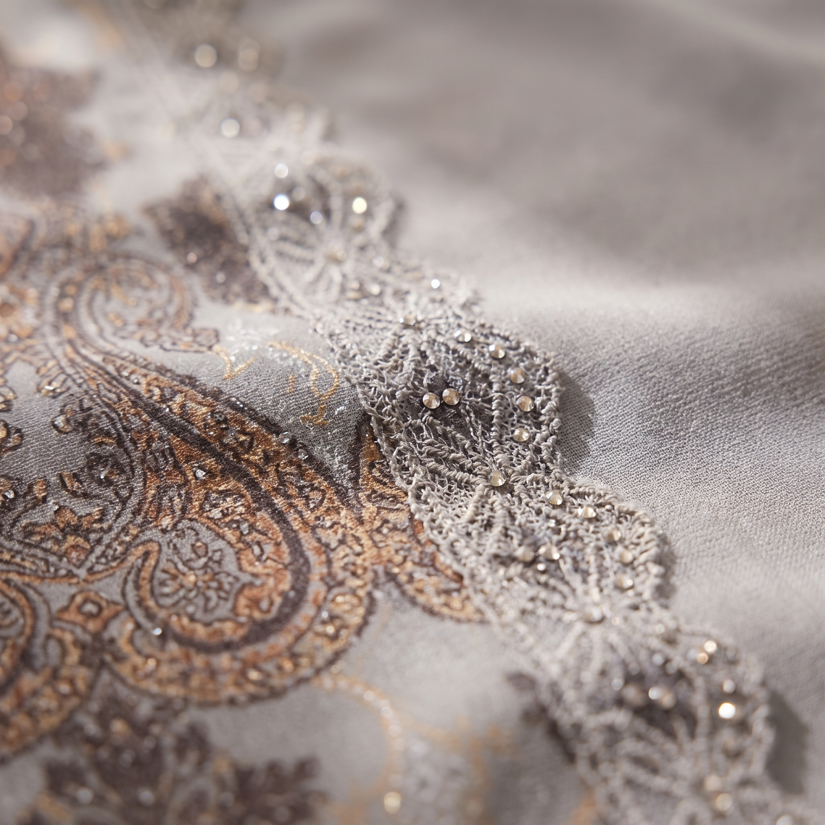 Melis Printed Open Abaya with Lace Trim – lace trim detail