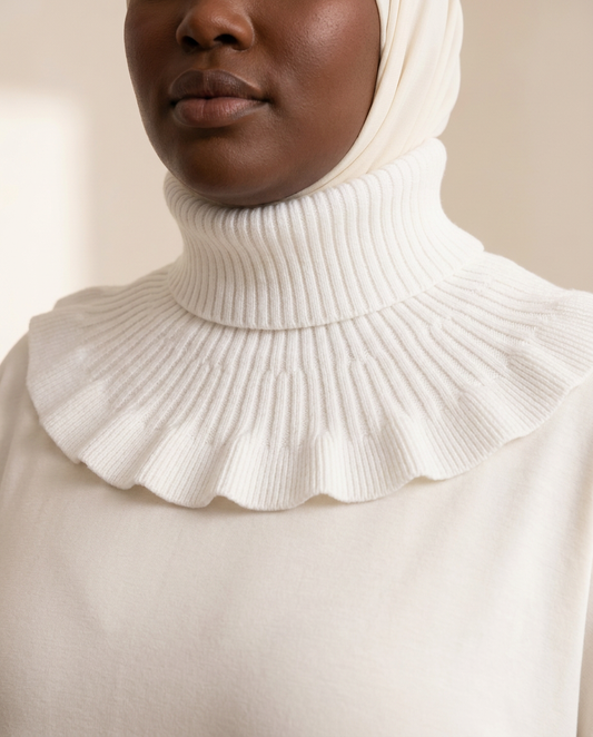 SITRĀ Knitted Ruffle Collar — White (model Zuri)